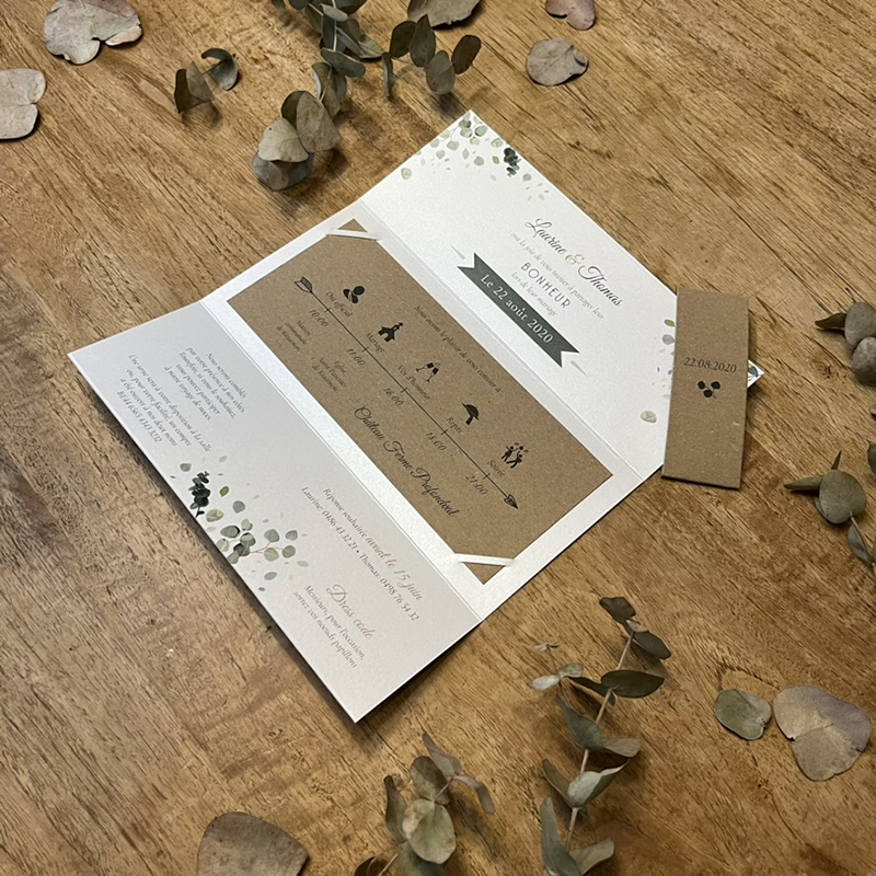 hashima-fairepart4 Sur carton blanc métallisé. Faire-part sous forme de triptyque avec un design nature et végétal.