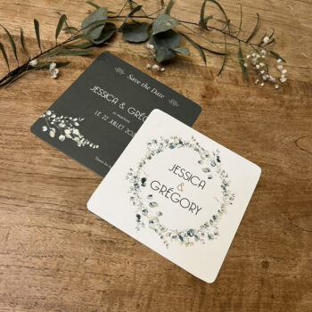 Save the date de la collection Kho Phi Phi avec une jolie couronne végétale.