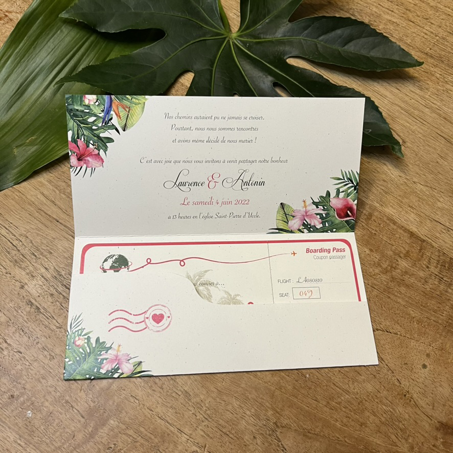marie-galante-fairepart3 Sur carton blanc recyclé. Faire-part de la collection Marie-Galante sous forme d'une pochette billet d'avion au look tropical.