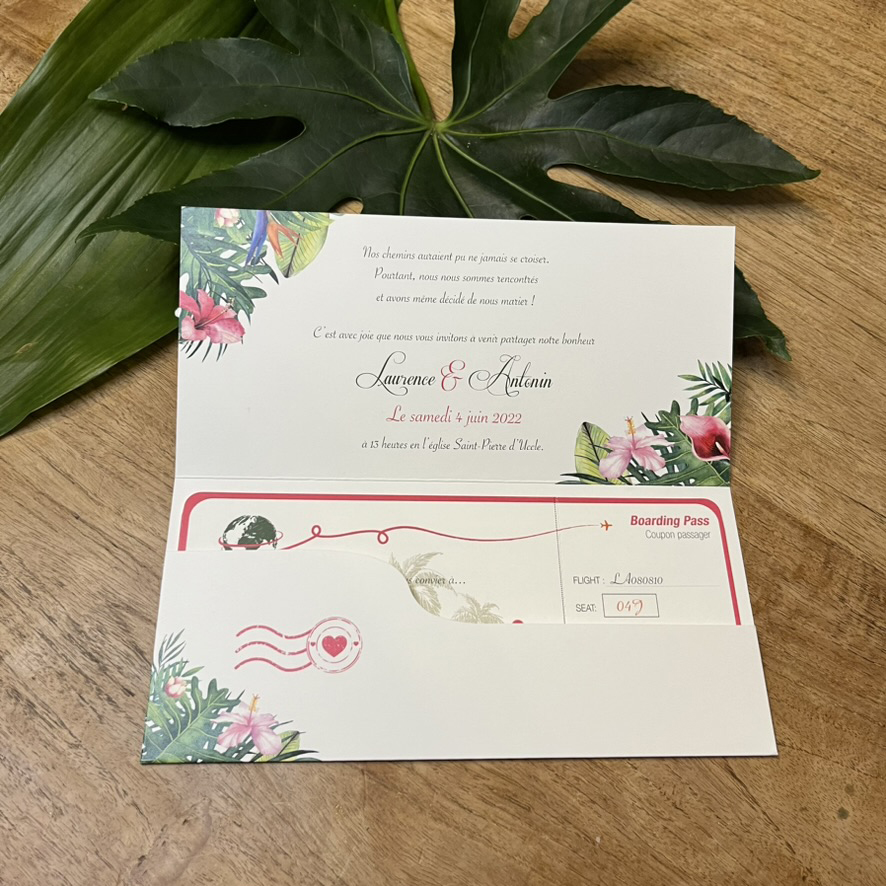 marie-galante-fairepart6 Sur carton blanc lisse et mat. Faire-part de la collection Marie-Galante sous forme d'une pochette billet d'avion au look tropical.