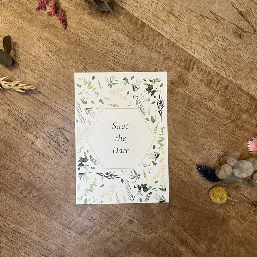 minamitori-savethedate1 Sur carton blanc recyclé. Save the date de la collection Minamitori avec une jolie décoration nature.