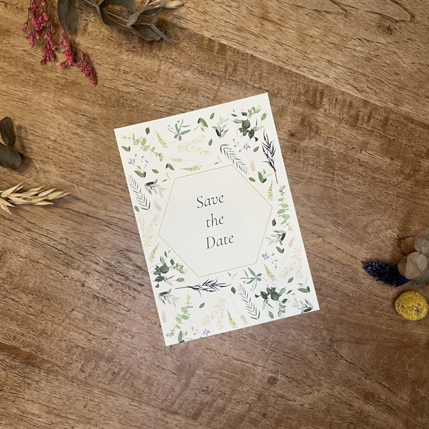 minamitori-savethedate4 Sur carton blanc texturé. Save the date de la collection Minamitori avec une jolie décoration nature.