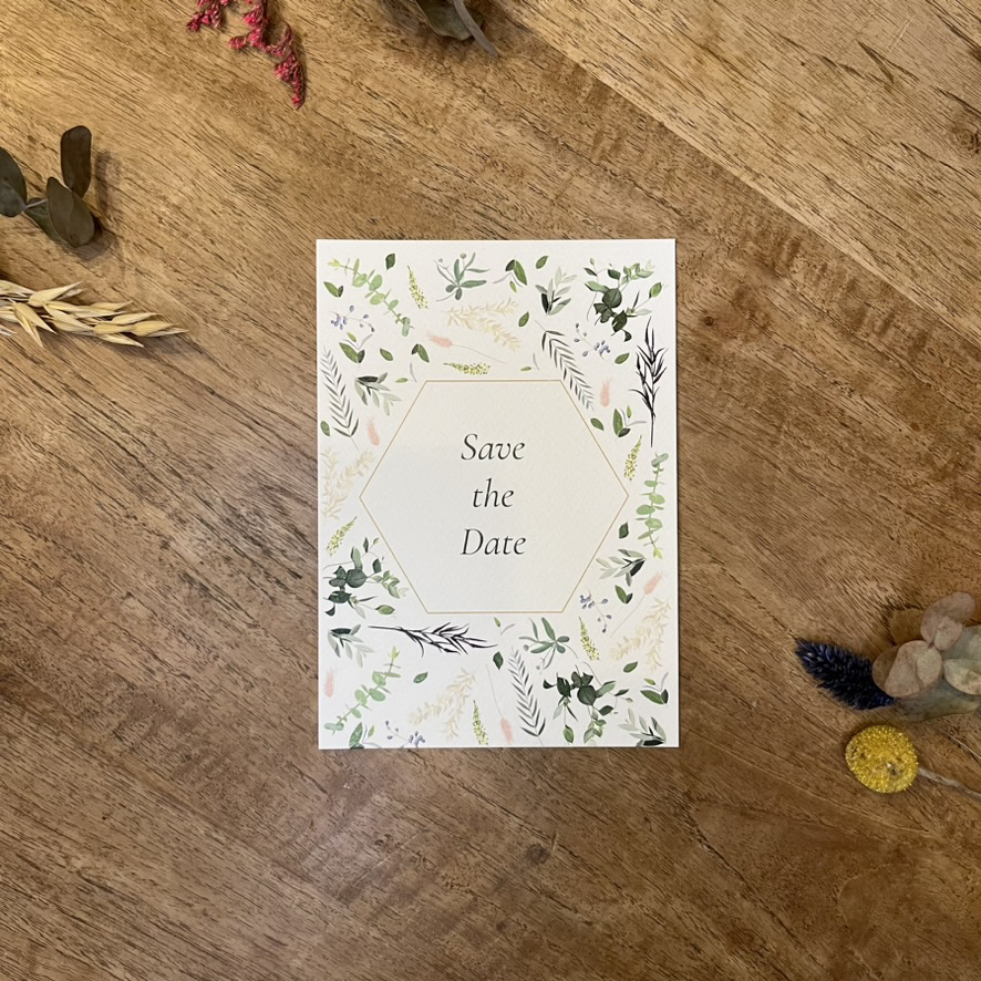 minamitori-savethedate5 Sur carton ivoire texturé. Save the date de la collection Minamitori avec une jolie décoration nature.