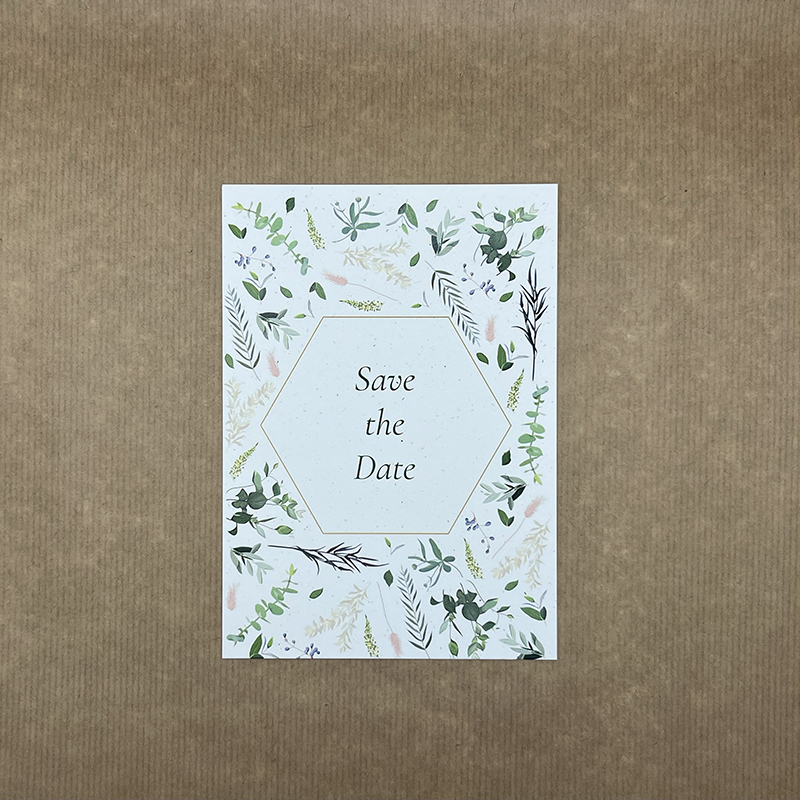 minamitori-savethedate7 Vue de face. Save the date de la collection Minamitori avec une jolie décoration nature.