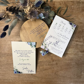 Faire-part sous forme de plexi de la collection Morotaï, très tendance et moderne avec sa décoration florale dans les teintes bleues très tendance.