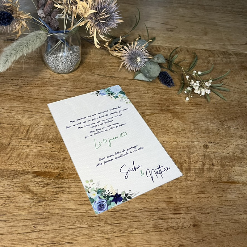 morotai-fairepart4 Sur carton blanc texturé. Faire-part sous forme de plexi de la collection Morotaï, très tendance et moderne avec sa décoration florale dans les teintes bleues très tendance.