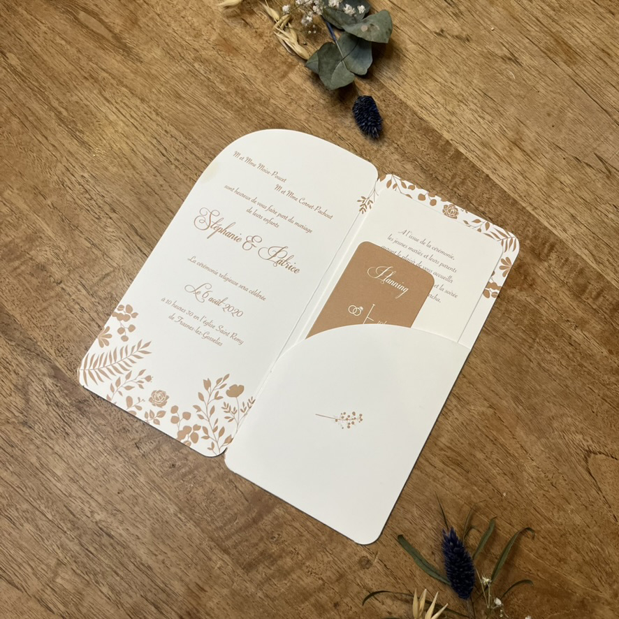palaos-fairepar2 Sur carton blanc lisse et mat. Faire-part de la collection Palaos, sous forme d'une pochette tout en arrondis et décorée très élégamment.