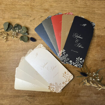 Faire-part de la collection Palaos, sous forme d'une pochette tout en arrondis et décorée très élégamment.