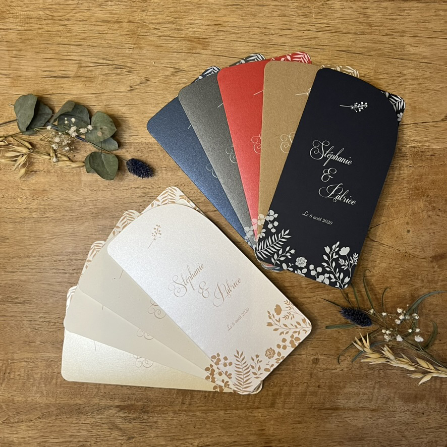 palaos-fairepart0 Faire-part de la collection Palaos, sous forme d'une pochette tout en arrondis et décorée très élégamment.