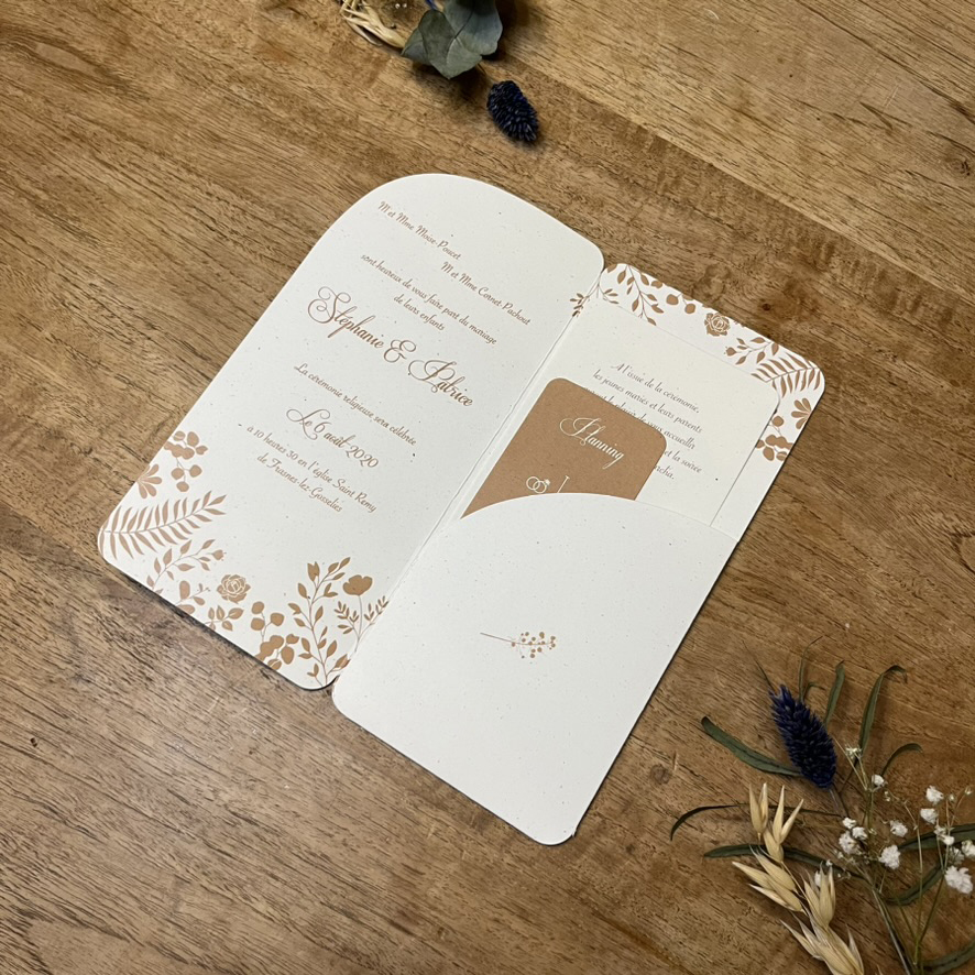 palaos-fairepart2 Sur carton blanc recyclé. Faire-part de la collection Palaos, sous forme d'une pochette tout en arrondis et décorée très élégamment.