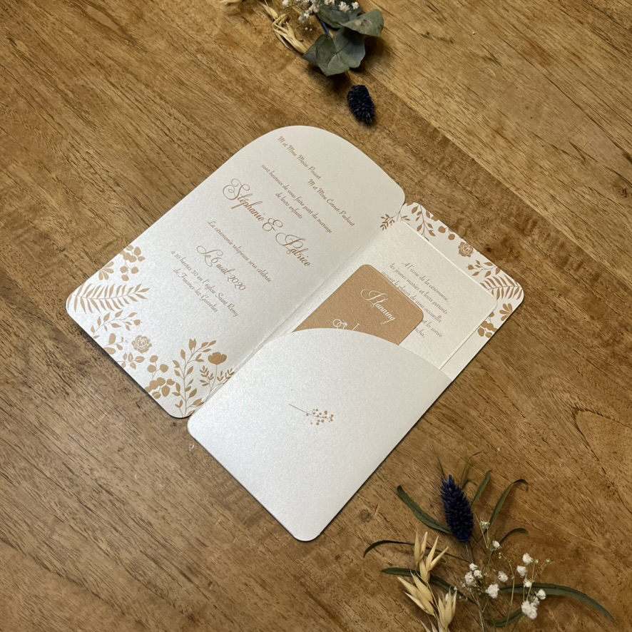 palaos-fairepart4 Sur carton blanc métallisé. Faire-part de la collection Palaos, sous forme d'une pochette tout en arrondis et décorée très élégamment.