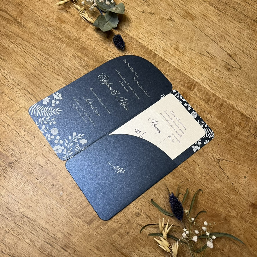 palaos-fairepart5 Sur carton bleu métallisé. Faire-part de la collection Palaos, sous forme d'une pochette tout en arrondis et décorée très élégamment.