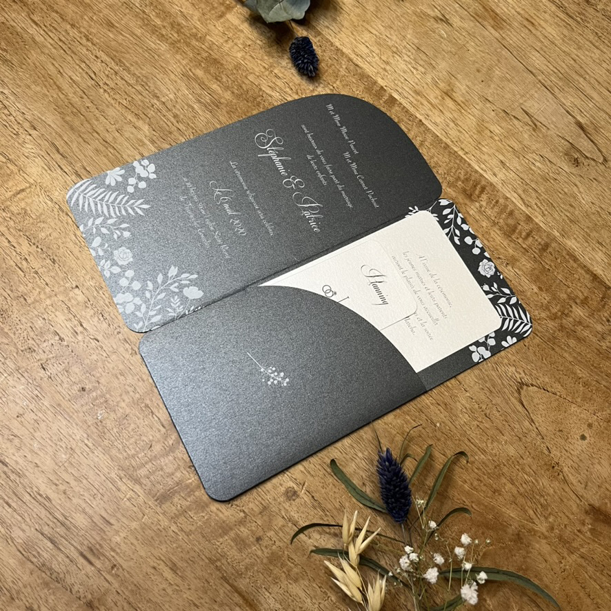 palaos-fairepart6 Sur carton anthracite métallisé. Faire-part de la collection Palaos, sous forme d'une pochette tout en arrondis et décorée très élégamment.
