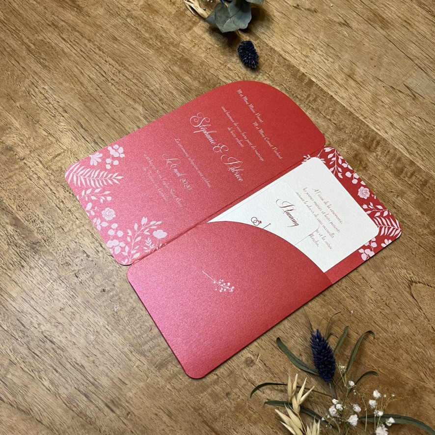 palaos-fairepart7 Sur carton bordeau métallisé. Faire-part de la collection Palaos, sous forme d'une pochette tout en arrondis et décorée très élégamment.