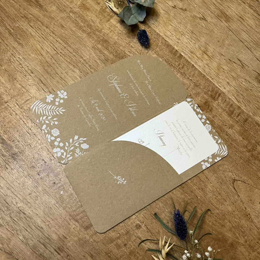 palaos-fairepart8 Sur carton kraft recyclé. Faire-part de la collection Palaos, sous forme d'une pochette tout en arrondis et décorée très élégamment.