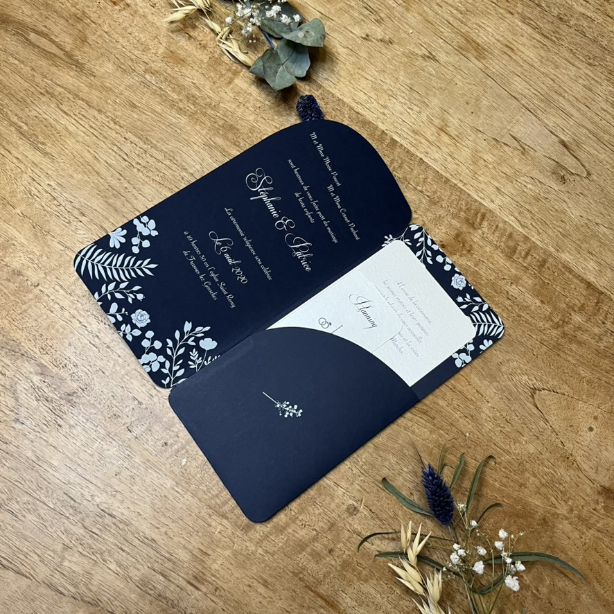 palaos-fairepart9 Sur carton bleu lisse et mat. Faire-part de la collection Palaos, sous forme d'une pochette tout en arrondis et décorée très élégamment.