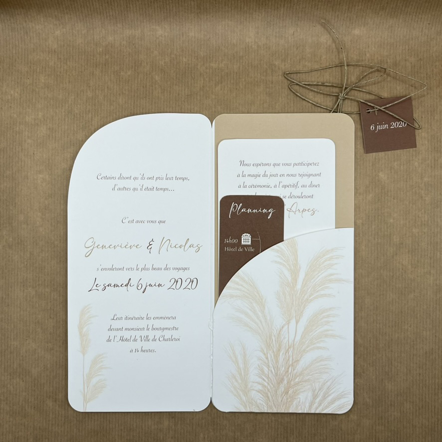 saparua-faire-part7 Vue ouvert. Faire-part de la collection Saparua, sous forme d'une pochette tout en arrondi avec de jolis pampas dans les tons naturels.