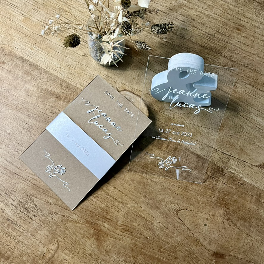 tarawa-fairepart1 Sur carton kraft. Faire-part sous forme de plexi de la collection Tarawa.
