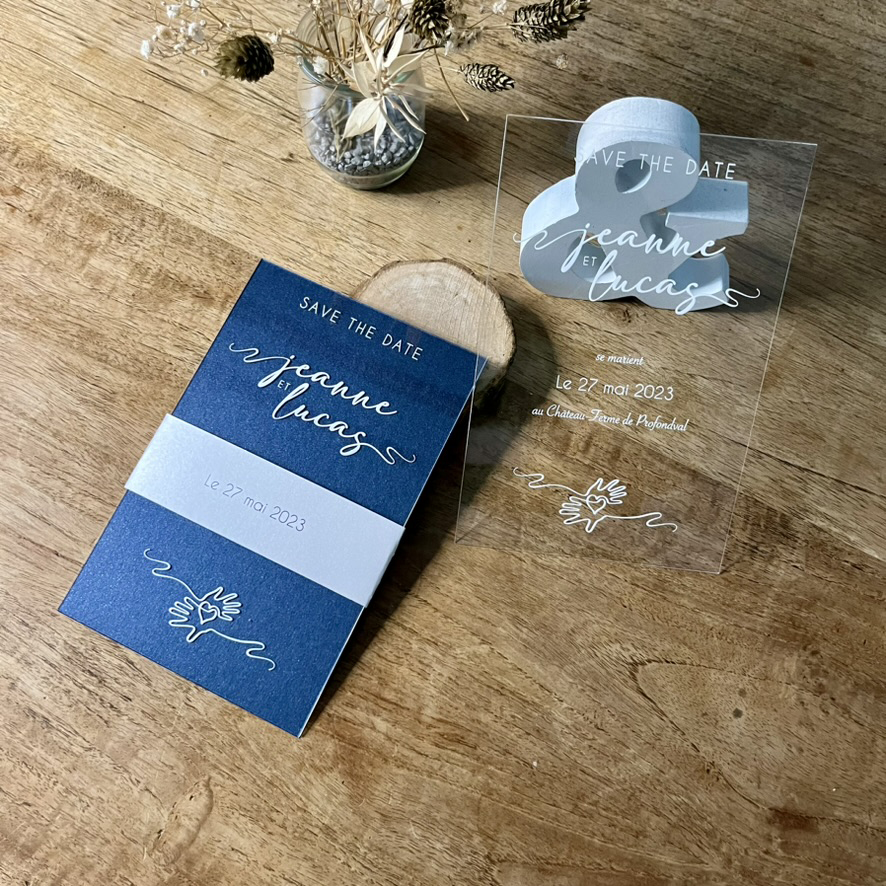 tarawa-fairepart2 Sur carton bleu métallisé. Faire-part sous forme de plexi de la collection Tarawa.