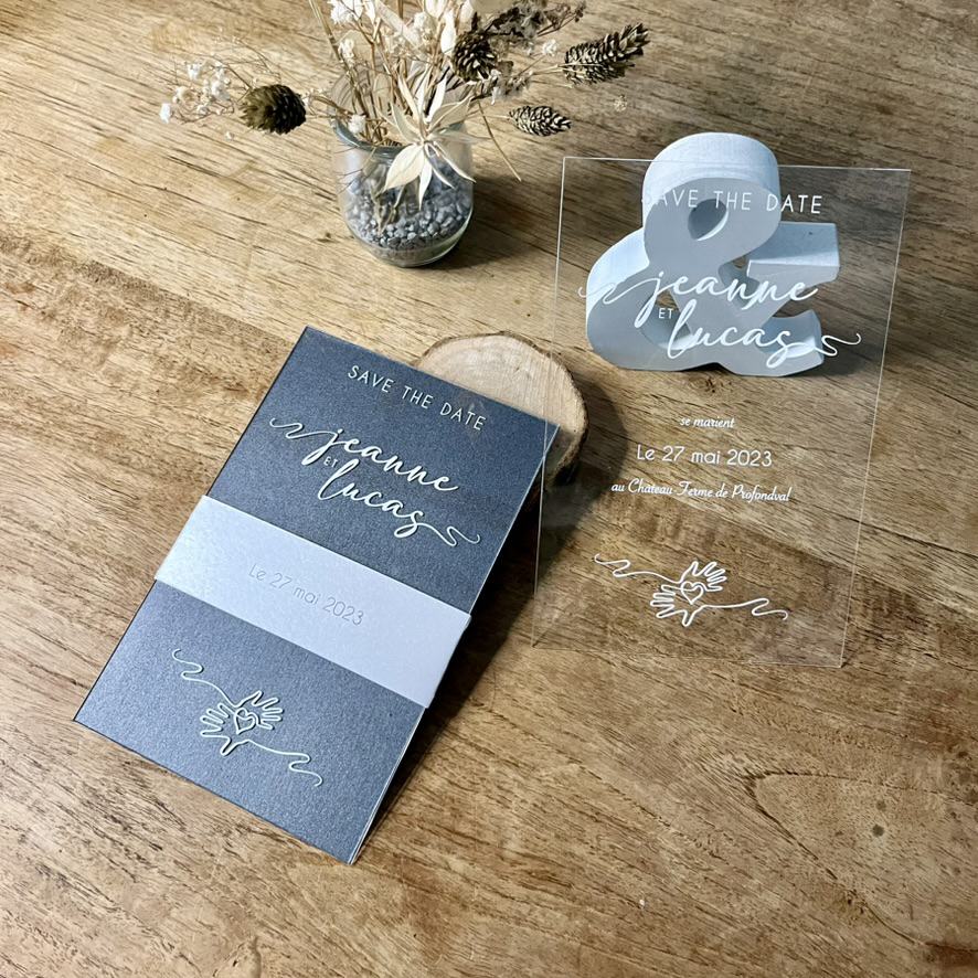 tarawa-fairepart3 Sur carton anthracite métallisé. Faire-part sous forme de plexi de la collection Tarawa.