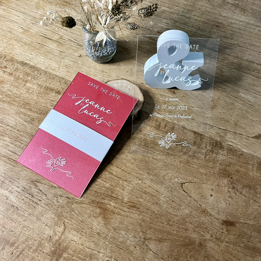 tarawa-fairepart4 Sur carton bordeau métallisé. Faire-part sous forme de plexi de la collection Tarawa.