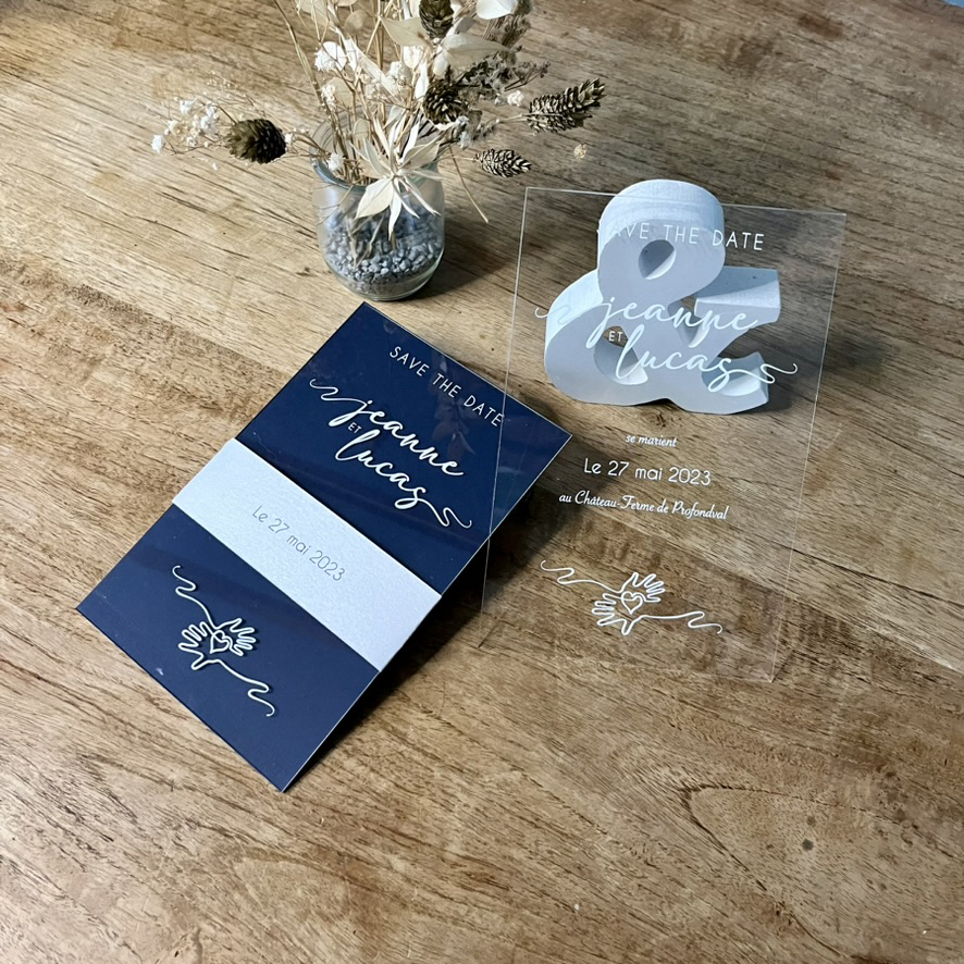 tarawa-fairepart5 Sur carton bleu mat et lisse. Faire-part sous forme de plexi de la collection Tarawa.