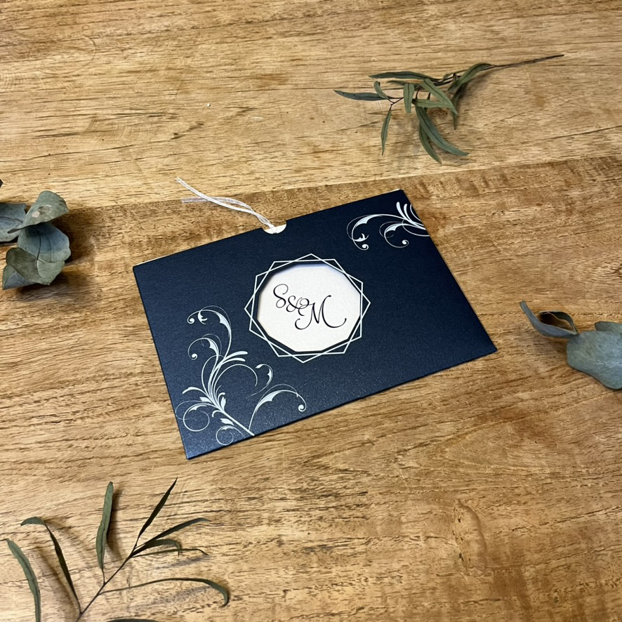 wrangel-fairepart4 Sur carton bleu métallisé. Faire-part pochette de la collection Wrangel, intemporel avec ses arabesques.