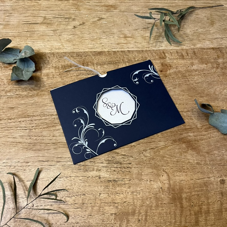 wrangel-fairepart5 Sur carton bleu lisse et mat. Faire-part pochette de la collection Wrangel, intemporel avec ses arabesques.