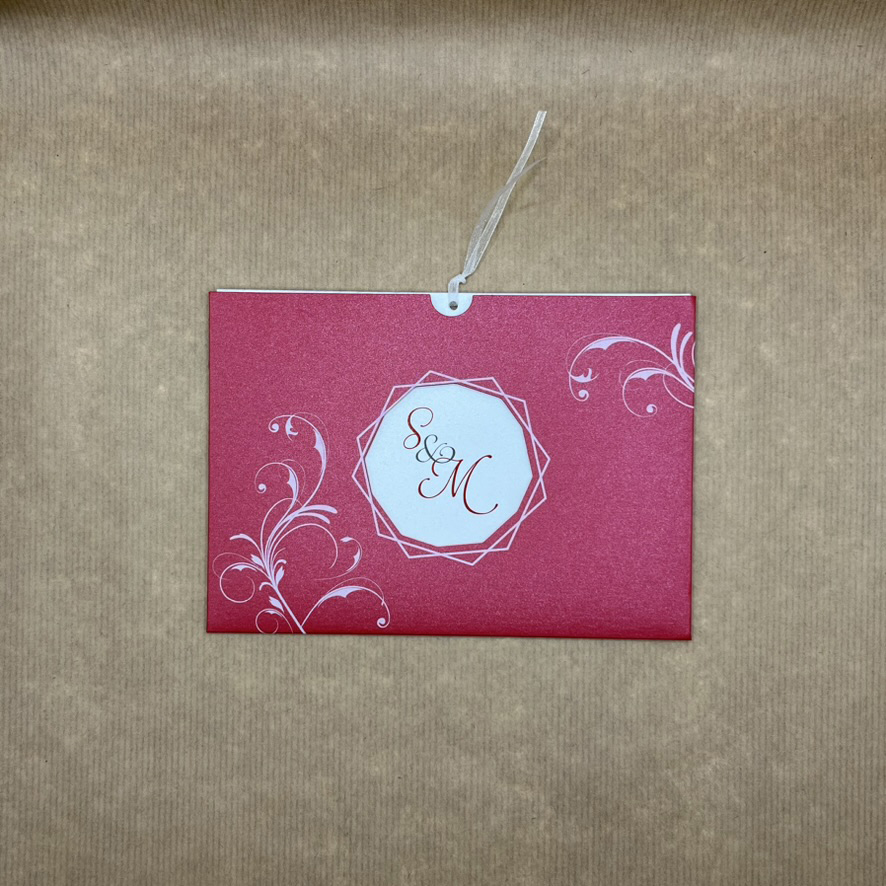 wrangel-fairepart6 Vue de face. Faire-part pochette de la collection Wrangel, intemporel avec ses arabesques.