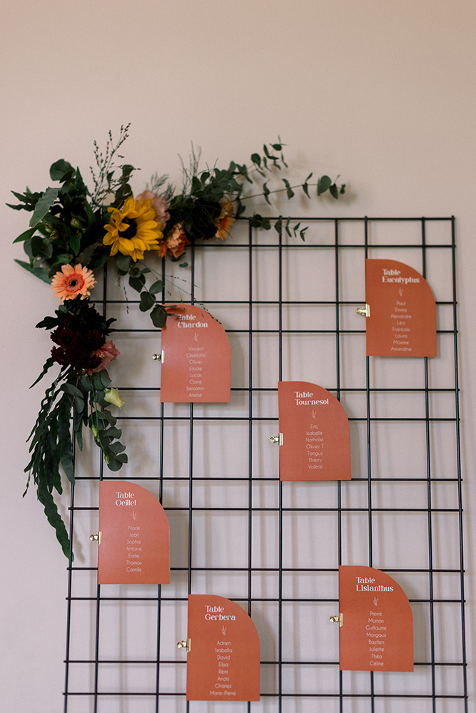 capri-plandetable-carton-2 Petites cartons de plan de table de la collection Capri sur un support louable chez Locationdecorations.be. ©photo : Margaux Kanarek