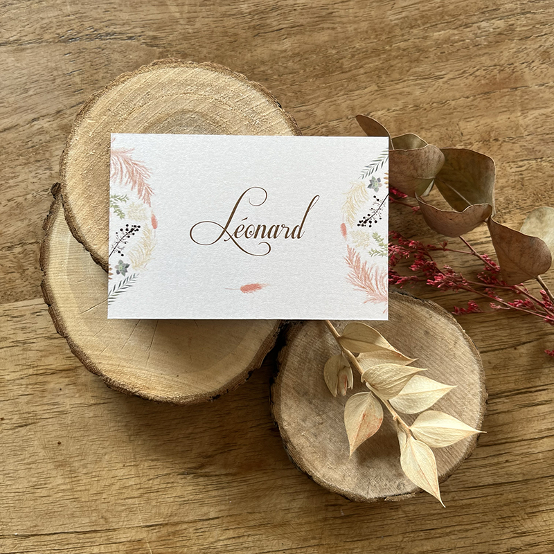 lipari-nominette Marque place chevalet pour une table de mariage de la collection Lipari au design moderne de fleurs séchées