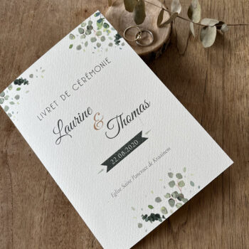 Couverture d'un livret de cérémonie de mariage en cartonné pour la collection "Hashima", dans les papeteries de mariage fleurie.