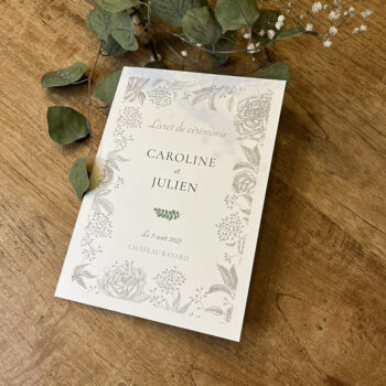 Couverture d'un livret de cérémonie en cartonné pour la collection "Viti Levu", dans les papeteries de mariage fleurie.