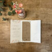Sur carton blanc lisse et mat. Faire-part de la collection Lipari, sous forme de triptyque avec des fleurs séchées et des touches de rose pâle.
