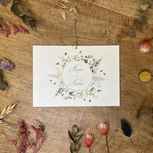 Sur carton blanc texturé. Faire-part pochette de la collection Minamitori avec une jolie décoration nature.
