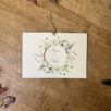 Sur carton blanc recyclé. Faire-part pochette de la collection Minamitori avec une jolie décoration nature.