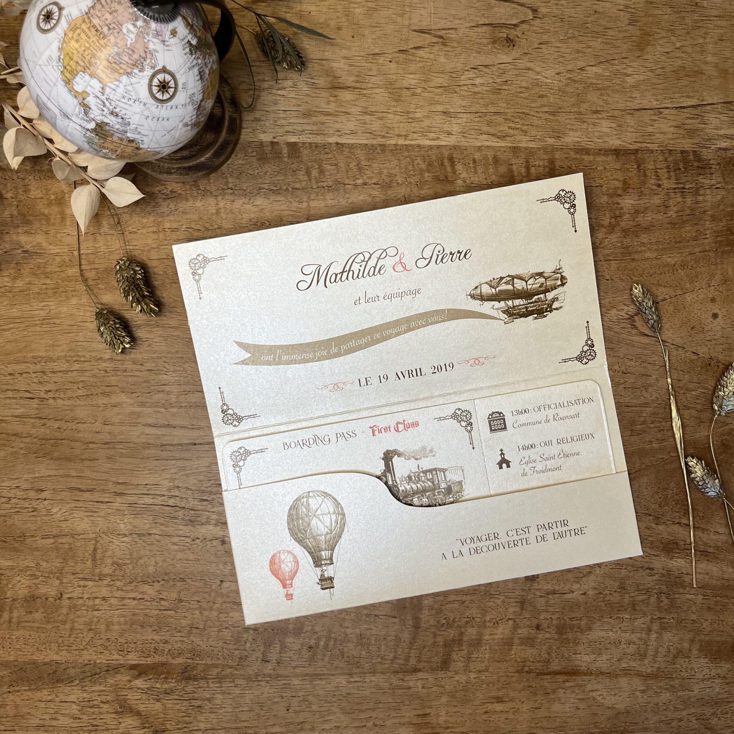 Sur carton ivoire métallisé. Faire-part de la collection Amaknak, sur le thème du voyage vintage et rétro.