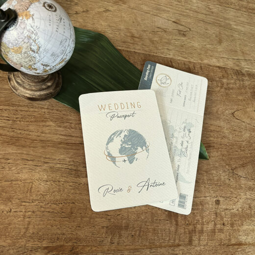 Sur carton ivoire texturé. Faire-part de la collection Bermudes, sous forme de passeport de voyage.