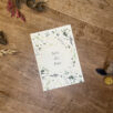 Sur carton blanc texturé. Save the date de la collection Minamitori avec une jolie décoration nature.