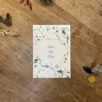 Sur carton ivoire texturé. Save the date de la collection Minamitori avec une jolie décoration nature.