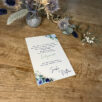 Sur carton blanc recyclé. Faire-part sous forme de plexi de la collection Morotaï, très tendance et moderne avec sa décoration florale dans les teintes bleues très tendance.