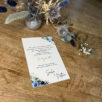 Sur carton blanc métallisé. Faire-part sous forme de plexi de la collection Morotaï, très tendance et moderne avec sa décoration florale dans les teintes bleues très tendance.