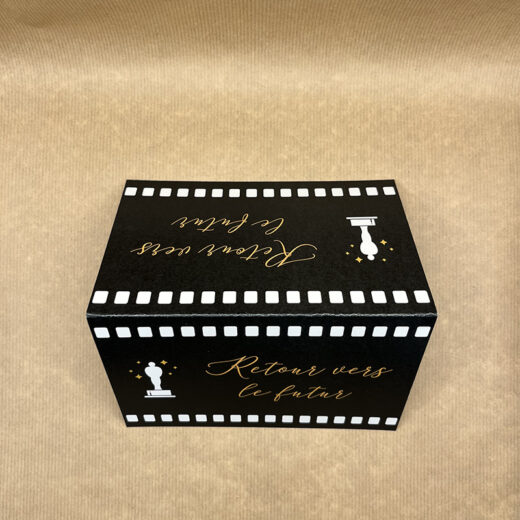 Carton Nom de table chevalet dans la collection inspirée du cinéma "Hvar".
