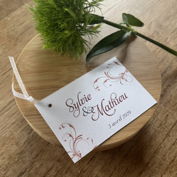 Etiquette cadeau de mariage au design intemporel et classique de la collection Wrangel